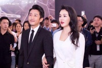 42岁邹市明携妻现身，妻子疑似整容，新造型身材堪比卡戴珊！