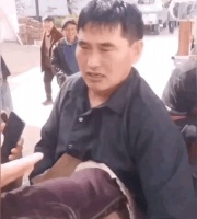 开箱即变空箱！大衣哥朱之文为了招待粉丝，特地买了一箱矿泉水…