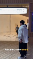 他不善言语，哈哈，一个闪光灯都不敢大声拒绝的老实男人！