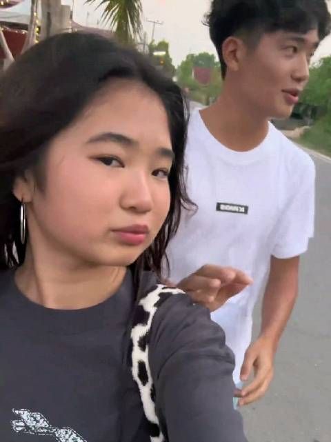 Grace说Joe老喜欢噘嘴,直接模仿起了哥哥噘嘴动作,说自己看起来像老爹曹格