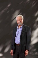 读他的小说，像“贴着玻璃看这个世界”