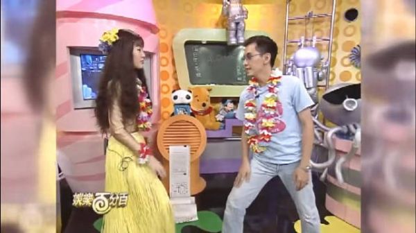 黄子佼曾在节目上掀小S裙子,吓得场外工作人员大叫……