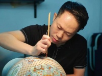 广彩瓷烧制技艺传承人周承杰：广彩织金 师古创新