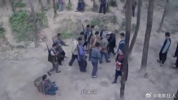 女特务下跪感谢,自以为天衣无缝,没成想高手一眼看破