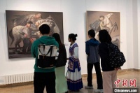 彝族画家瓦其比火油画艺术作品展亮相中央民族大学
