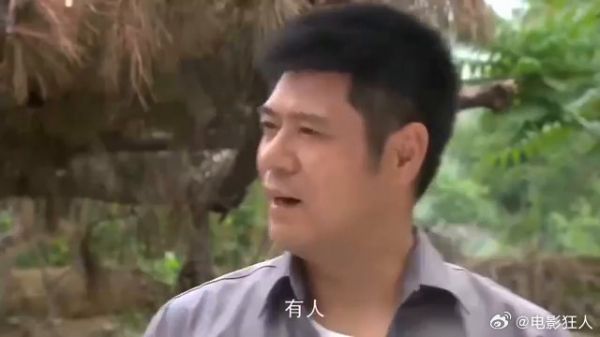 富婆爱上穷小伙,找上门一把搂住,穷小伙美滋滋