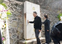 香山响起《梨花颂》，北京京剧院祭扫梅兰芳、梅葆玖、梅葆玥墓地