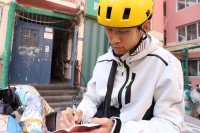 半岛独家|快递小哥的诗与远方！ “玉兰诗会”贠海创作的诗歌打动读者,记者跟随他体验边送外卖边创作的生活