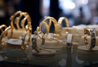 奢侈品零售主业萎缩，迪生创建“放弃治疗”开始炒股