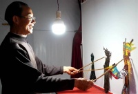 湖北鹤峰县：七旬皮影夫妻倾一生守护光影非遗