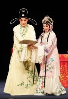 昆曲《桃花扇》：一桌二椅感动当代观众