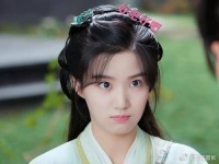 即使是精通医术的芍药，吃饭也要坐小孩桌