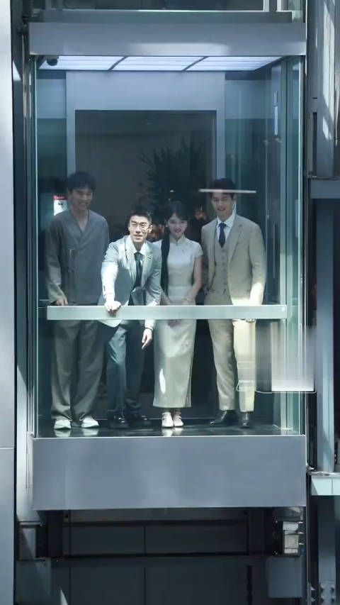 任敏李现新浪扫楼电梯实况直播,敏敏太美了吧,你给敏敏今天的穿搭打几分?