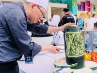 粤菜师傅“百花宴”上比拼雕刻果蔬