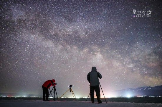 2023年4月25日，摄影爱好者们在新疆哈密巴里坤湖拍摄星空，壮丽的银河清晰可见。（王俊峰供图）