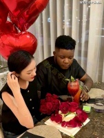 女子找到非洲男友，网上秀恩爱，网友在评论区送祝福：光宗耀祖了