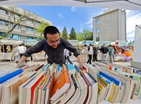 海淀区首场高校旧书市集活动 5000余册图书供人大师生选购