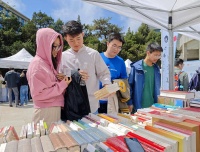 故纸堆里觅书香，海淀区首场高校旧书市集人气火爆