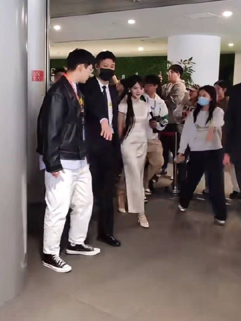 任敏扫楼时的状态感觉和印象中很不一样了,身材真的不错,管理太棒了!