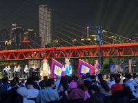 国粹与山水相遇 重庆两江之畔刮起“最炫京剧风”