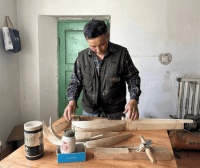 哈巴河县：钟情冬不拉制作的手艺人—叶尔肯·朱马泰