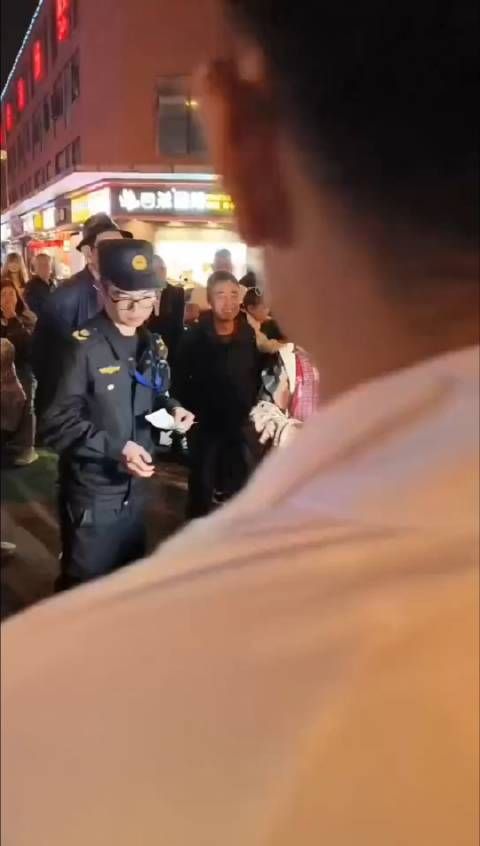 网友:苏州市昆山,城管要没收摊子,阿姨看的透彻,知道他们收走自己吃了…