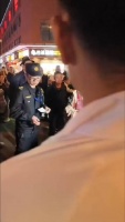 网友：苏州市昆山，城管要没收摊子，阿姨看的透彻，知道他们收走自己吃了…