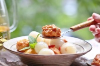 我羡慕的不是风华正茂的情侣，而是搀扶到老的夫妻。