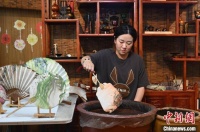 河北赞皇漂漆扇：以漆为笔以扇做纸 进出间即成画面