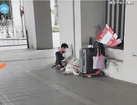 男子带女儿露宿街头寻妻后续：已被送回家，老婆出走不想拖累别人