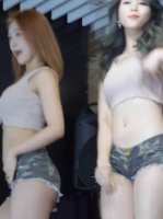 韩国女团的夏日演出感受下，这身穿搭真的是清凉又透气