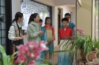 春天里，孩子们植物园里开班会