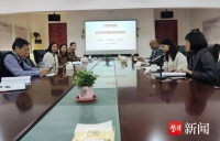 扬子晚报资深副刊编辑走进丹阳吕城文学馆，为写作爱好者评稿改稿