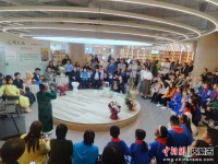 《辽阔大地——一个母亲和她的28个孩子》举行读者见面会