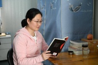 劳动之美润书香 读书日里的城市建设者