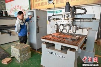 河北武强用数控机床雕刻木版年画 生肖墨线版仅用3个小时