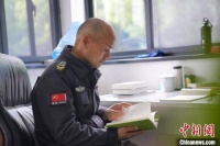 以诗歌读懂世界 54岁“保安诗人”的写意人生