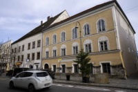 德媒：4名德国人在希特勒故居为其“庆生”，涉嫌违反奥地利法律被捕