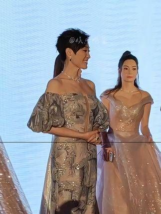 短发冻龄女神 已经57岁了这状态也太好了吧,岁月仿佛在她身上没有留下痕迹…