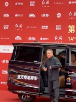 他不仅姓范，走路神态表情各个方面都带范儿