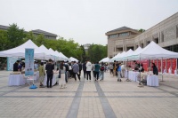 尽享“旧书新知”魅力，高校旧书市集今天在北大火了