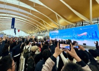浦东机场上演“快闪” 乐团在航站楼奏响《上海滩》