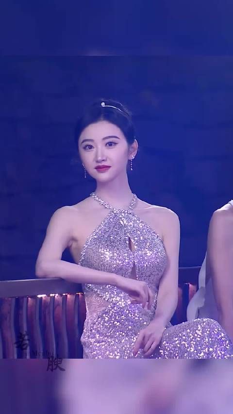 景甜真的好美,不知道啊科是怎么想的红毯造型 笑容最治愈的女孩