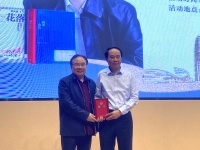 茅盾文学奖获奖者周大新应邀到河南财政金融学院参加作家进校园读书分享会