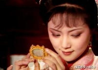 红楼梦：贾宝玉有多金贵？除了通灵宝玉，他身上还戴着两样东西