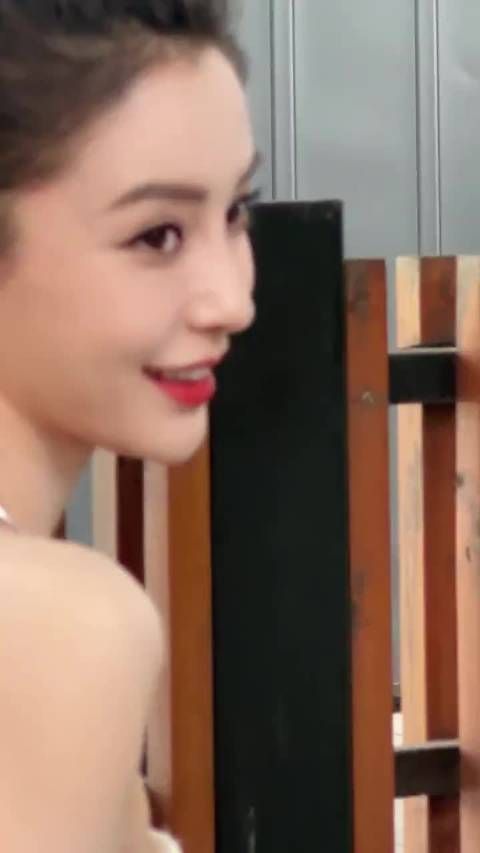 中国电影华表奖 在花絮中,我们看到了一位仙女般的存在,她的美丽无可挑剔