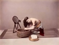 老照片，日本女人正在梳洗，印象派画家莫奈在自己的花园里摆拍