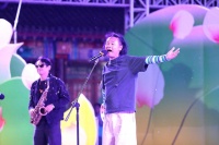 千余人合唱！夜色中，市民游客在平谷世纪广场放歌