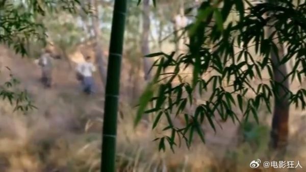 父女俩被鬼子欺负,女高手看不下去,直接抡起大刀砍鬼子
