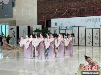 舞蹈《洛神赋图》以“快闪”形式亮相辽博 让国宝“活”起来